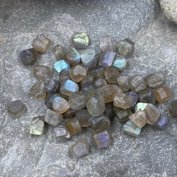 🆕 New Raw Labradorite Crystal Stud Gemstone Earrings - Picture 3 of 4